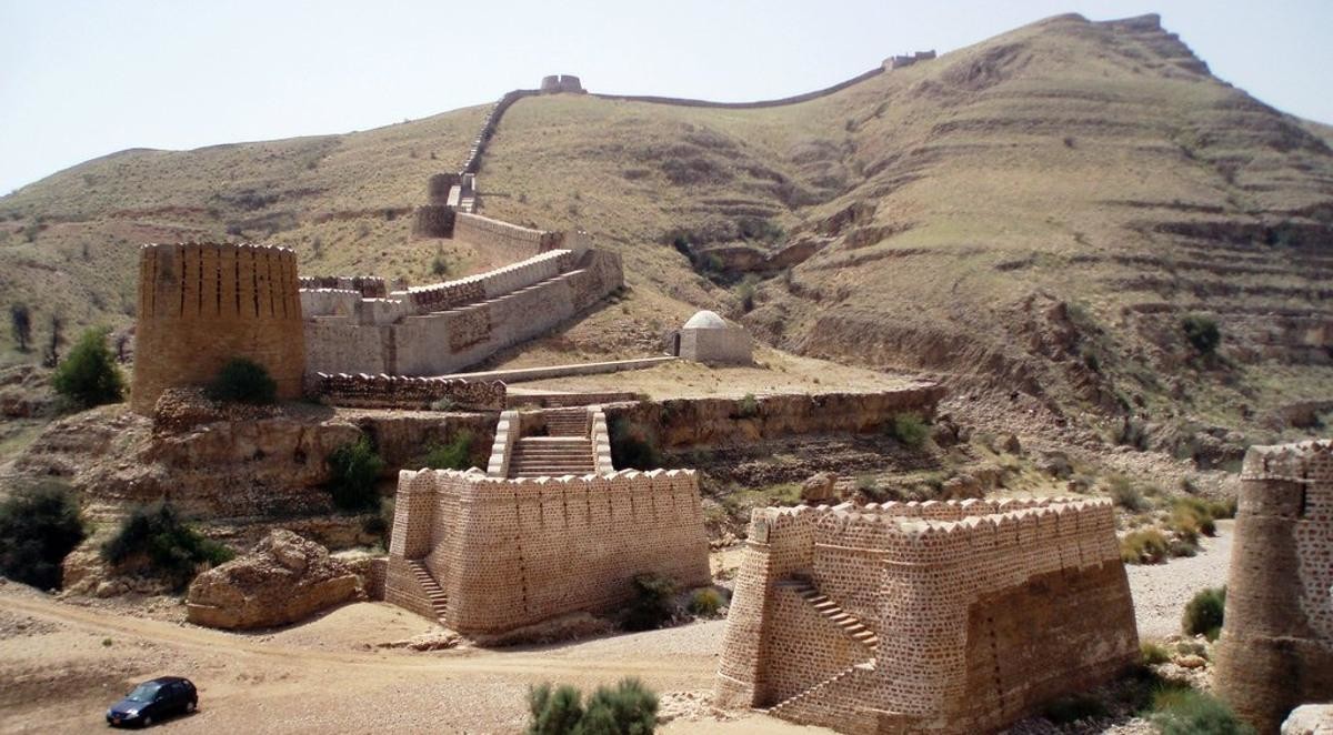 В Средние века построили Великую Пакистанскую стену. Она неплохо сохранилась