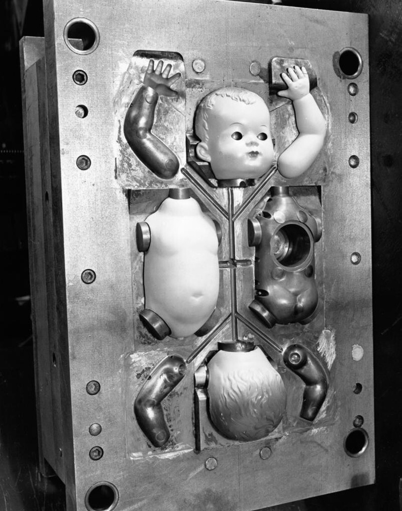 15 декабря 1951 год. Части кукол в пресс-форме на заводе в Англии.