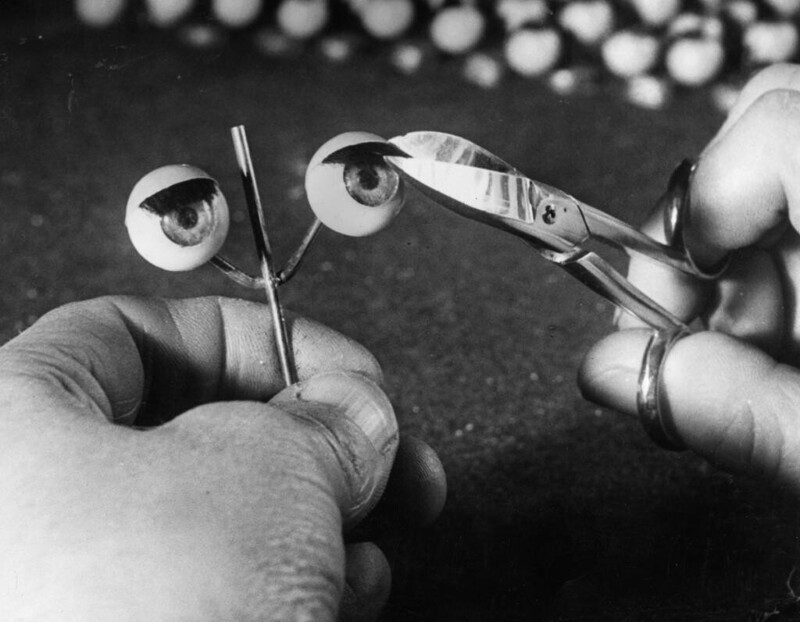 28 января 1949 год. Работник обрезает ресницы на кукольных глазах.