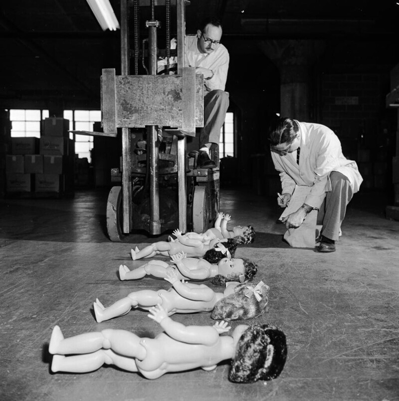 1955 год. Рабочие проводят стресс-тестирование кукол на заводе в Лонг-Айленде.