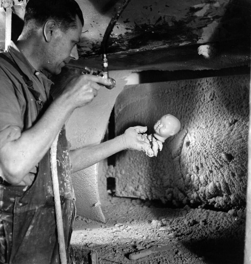 19 декабря 1951 год. Рабочий обрызгивает кукольную голову на заводе в Англии.