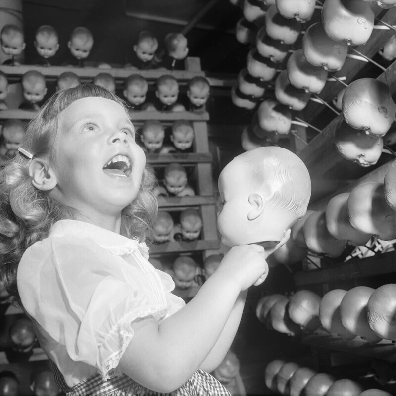 1955 год. Дети среди голов кукол на заводе в Лонг-Айленде.