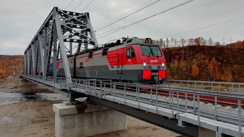 28 сентября в Мурманской области состоялось открытие нового железнодорожного моста на перегоне Кола — Выходной.