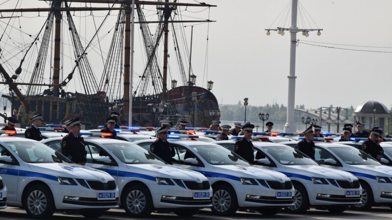 Торжественное вручение новых служебных автомобилей сотрудникам управления Госавтоинспекции состоялось на Адмиралтейской площади Воронежа