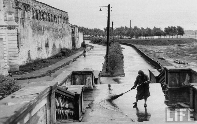 Русские женщины подметают тротуары. Город не указан