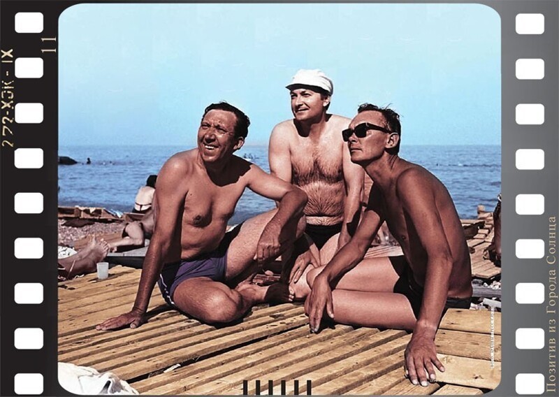 Первые красавицы советского кино в купальниках на отдыхе