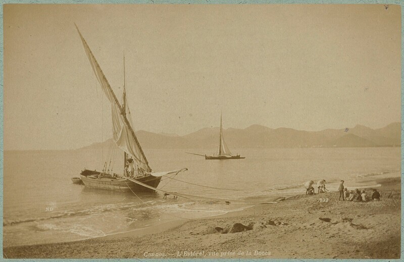 Две яхты на пляже Эстерель