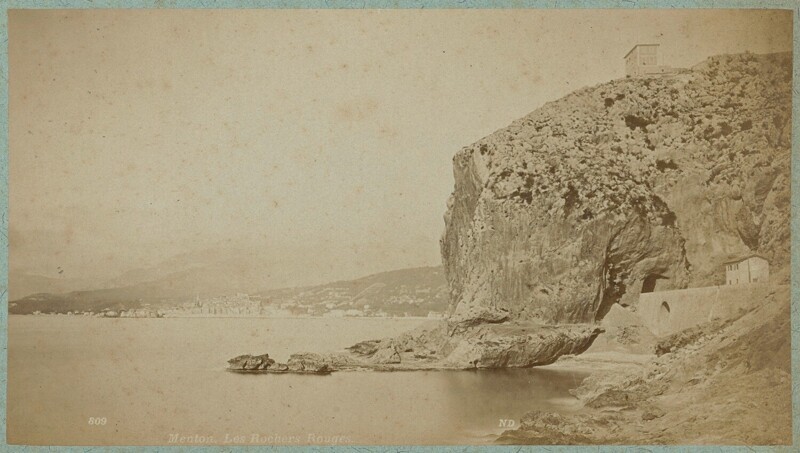 Скалы вдоль побережья в районе Ментоны