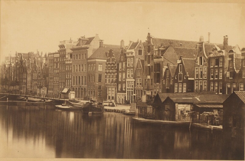 Дома вдоль канала в Амстердаме
