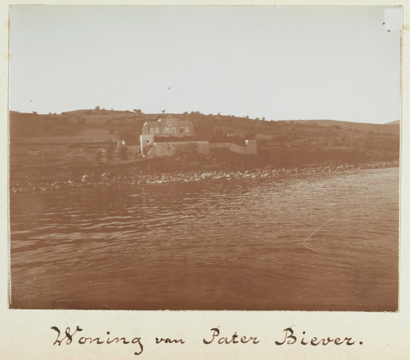 Вид на дом патера Бивера на озере Кинерет