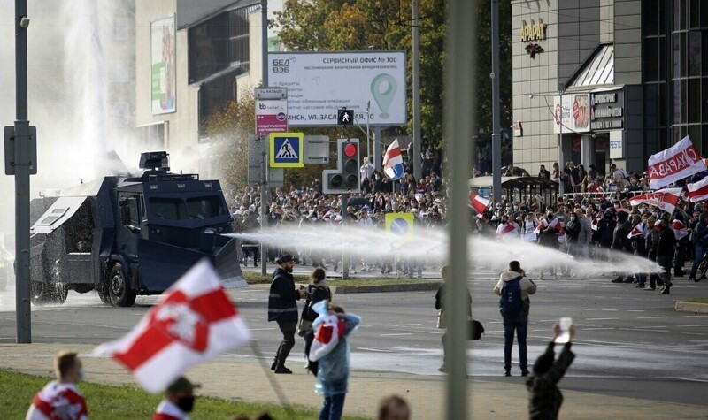 Водомет против ста тысяч протестующих. Что происходит в Белоруссии