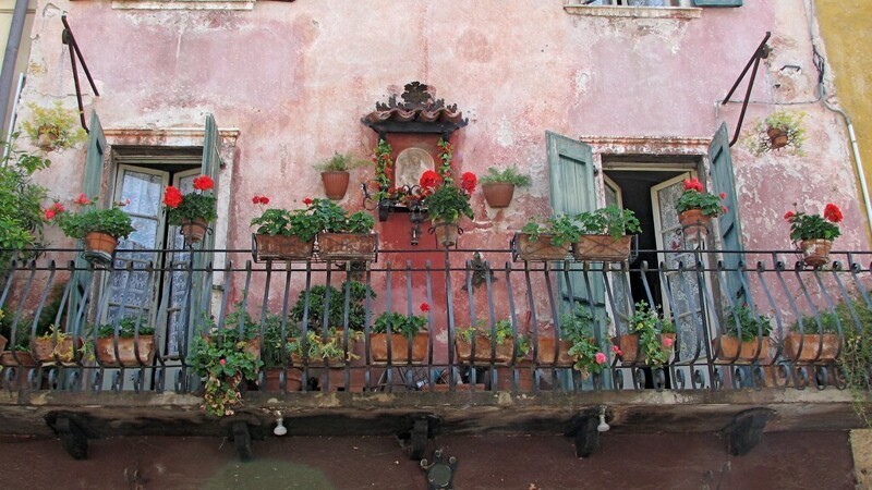  Балкон в Бардолино, провинция Верона, Италия.