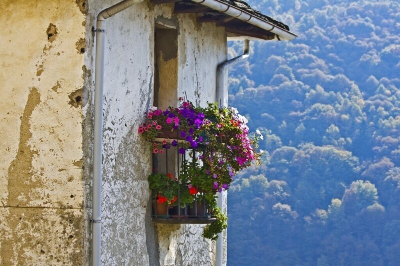  Красивый вид с балкона в Аурано, регион Пьемонт, Италия.