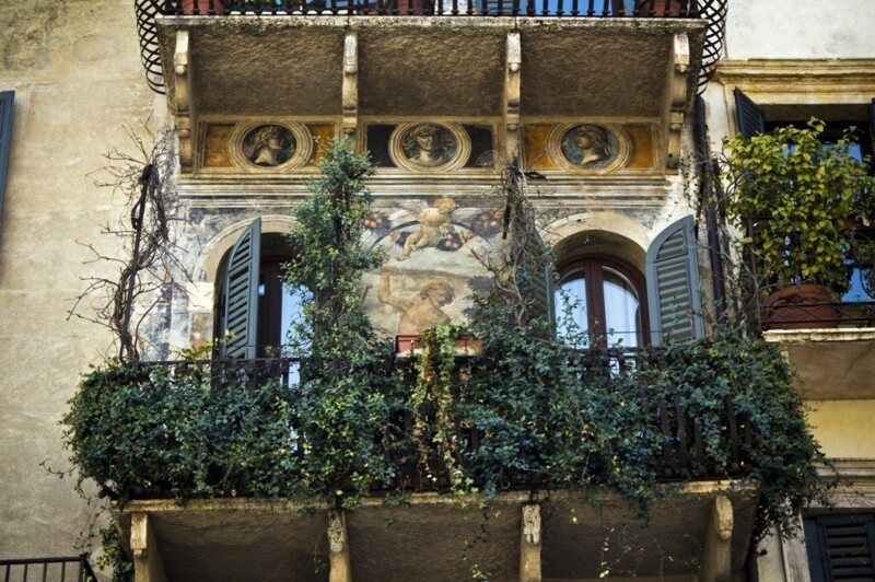  В Италии балконы – это целое произведение искусства. Верона, Италия.