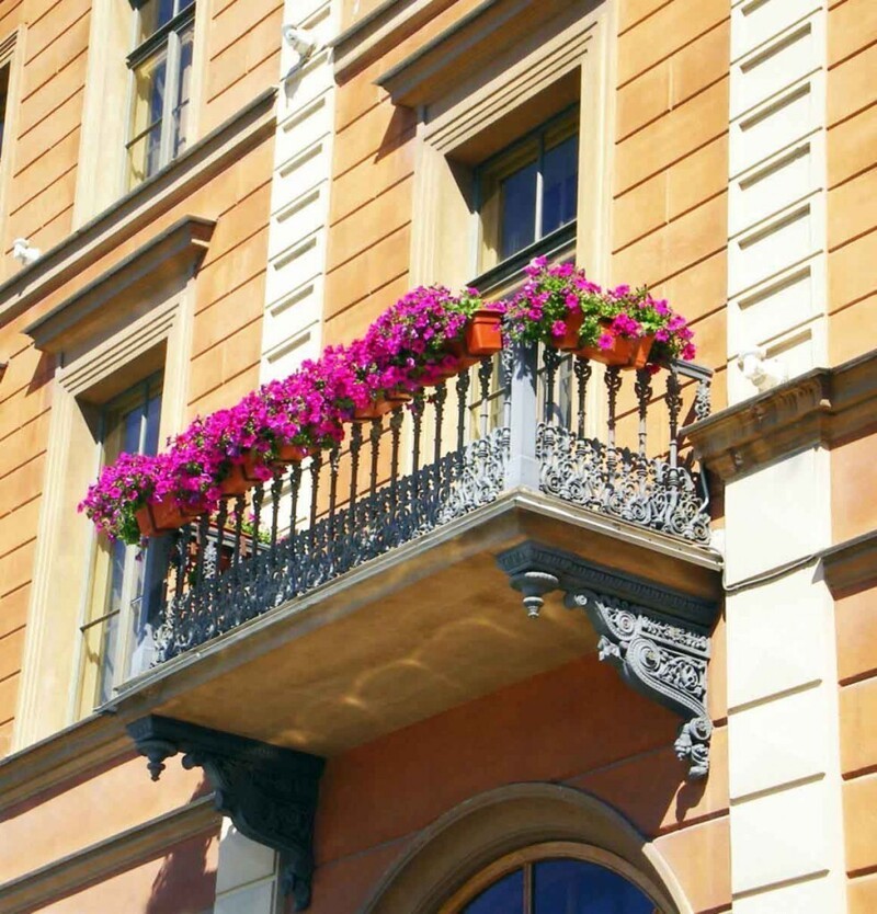 Традиция декорировать балкон цветами популярна во всем мире.