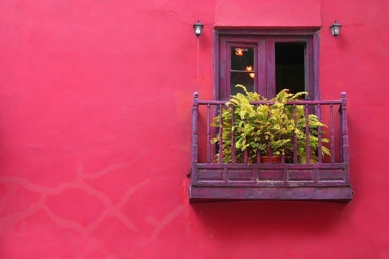 В городе Малага, на юге Испании, балконы радуют яркими красками.