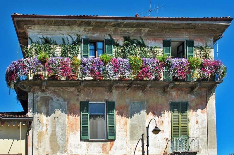 А цветы придают старым балконам особый шарм