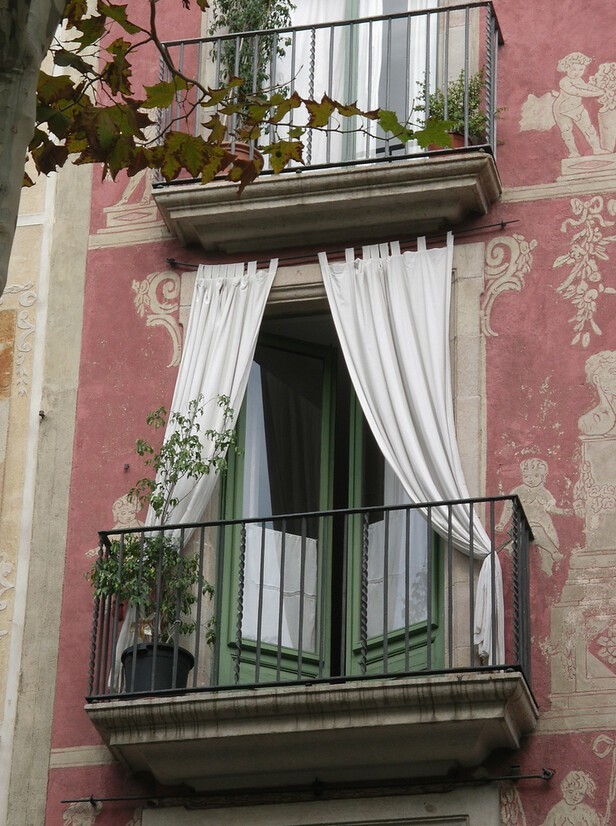  Иногда балкон украшают занавесками снаружи. Испания, Барселона.