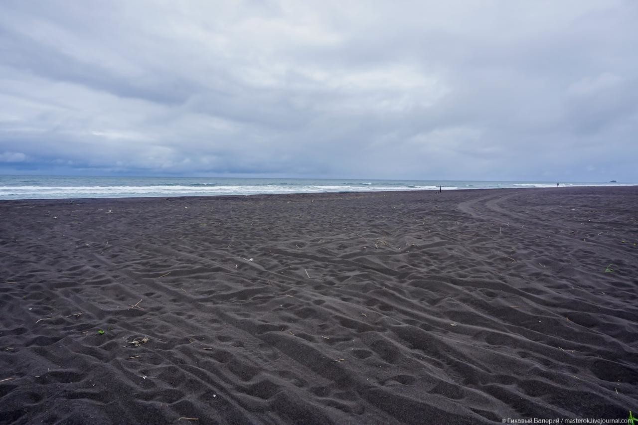 черный песок пляж