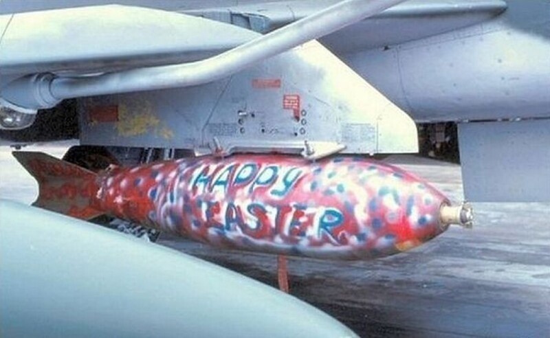 Надпись на бомбе НАТО Счастливой Пасхи, бомбардировка Югославии, 24 марта 1999 года.
