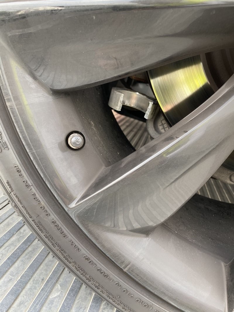 Рычаг передней подвески Tesla Model S лопнул на скорости 200 км/ч и заблокировал колесо