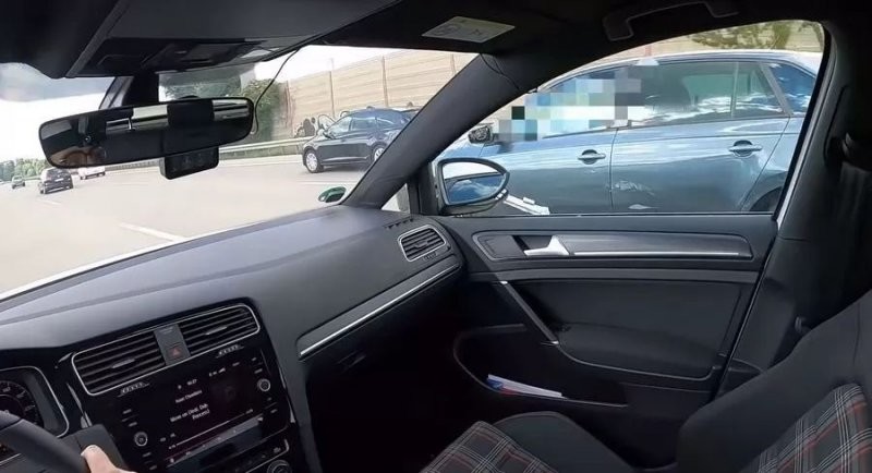 Авария на скорости 240 км/ч: столкновение VW Golf и Skoda на автобане