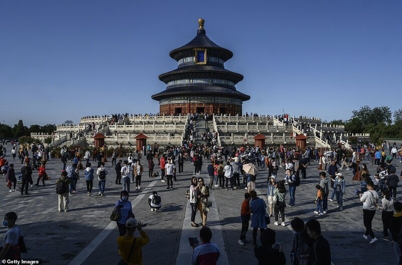 Китайцы наслаждаются каникулами, пока весь мир спасается от коронавируса