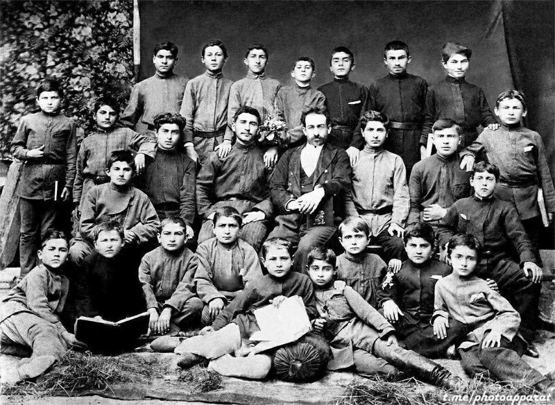 Школьник Сосо Джугашвили (И. Сталин) в возрасте 10 лет в центре верхнего ряда, Тифлисская губерния, 1888 год.