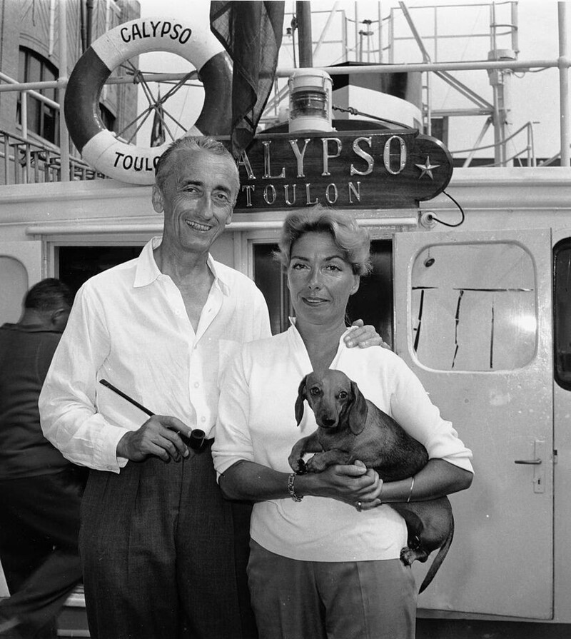 Французский морской исследователь Жак-Ив Кусто и его первая жена Симона на борту своего исследовательского корабля «Калипсо». Тулон, Франция, 1959 год.
