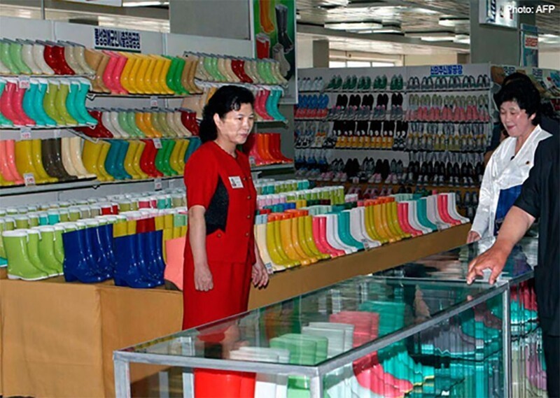 Обувной отдел в образцово-показательном супермаркете Пхеньяна, Северная Корея