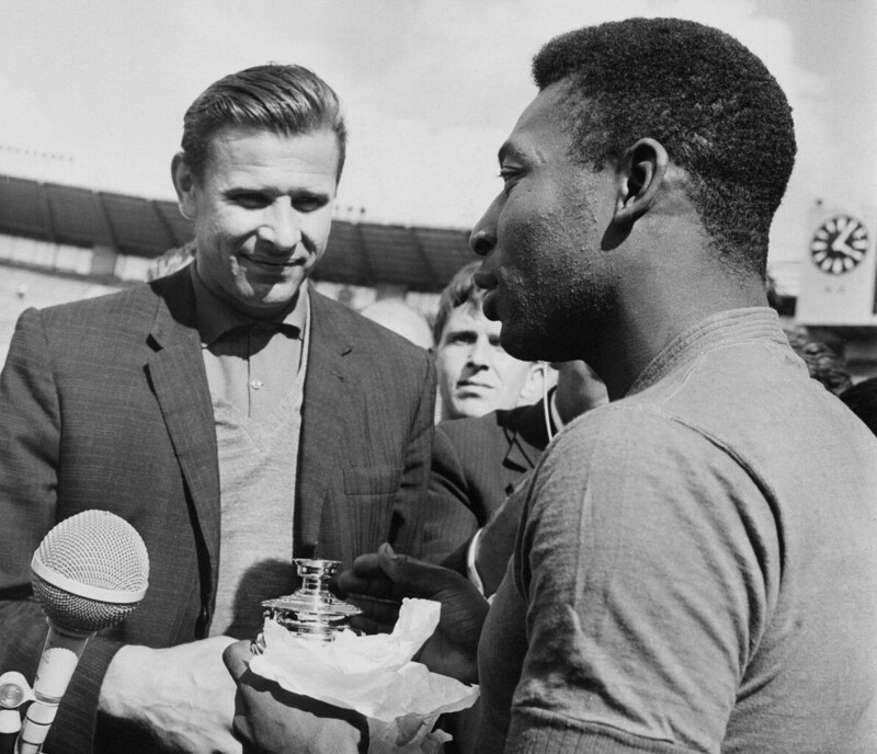 Лев Яшин дарит Пеле миниатюрный самовар на тренировке, июль 1965 года