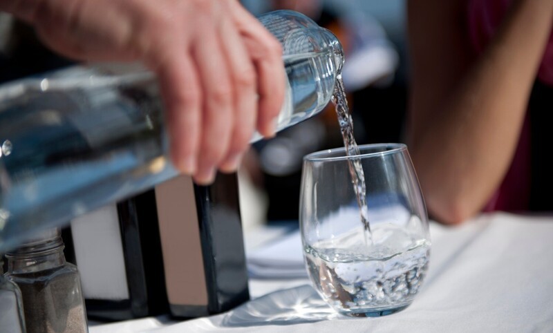 Миф о правах потребителей: в заведениях общепита вам обязаны бесплатно подать стакан воды