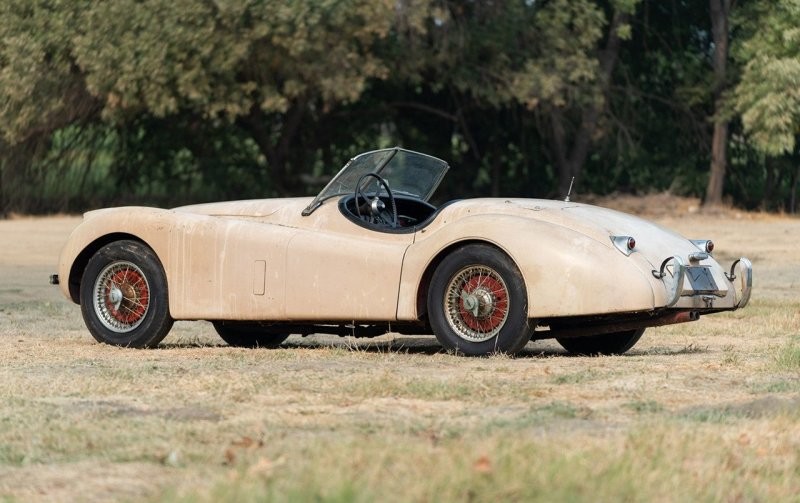 Родстер Jaguar 1954 года оставался нетронутым в сельском сарае десятилетиями, теперь он выставлен на аукцион
