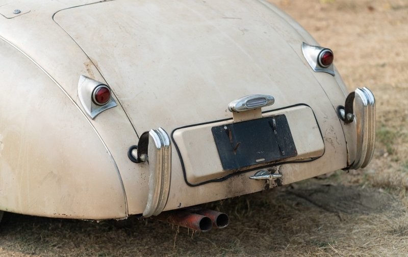 Родстер Jaguar 1954 года оставался нетронутым в сельском сарае десятилетиями, теперь он выставлен на аукцион