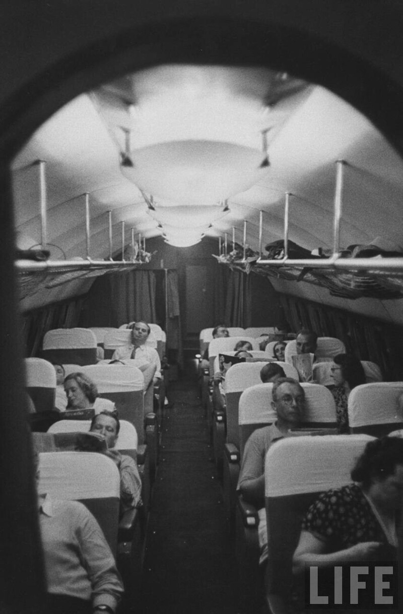 Пассажиры на борту советского реактивного пассажирского самолета во время полета из Ташкента в Москву