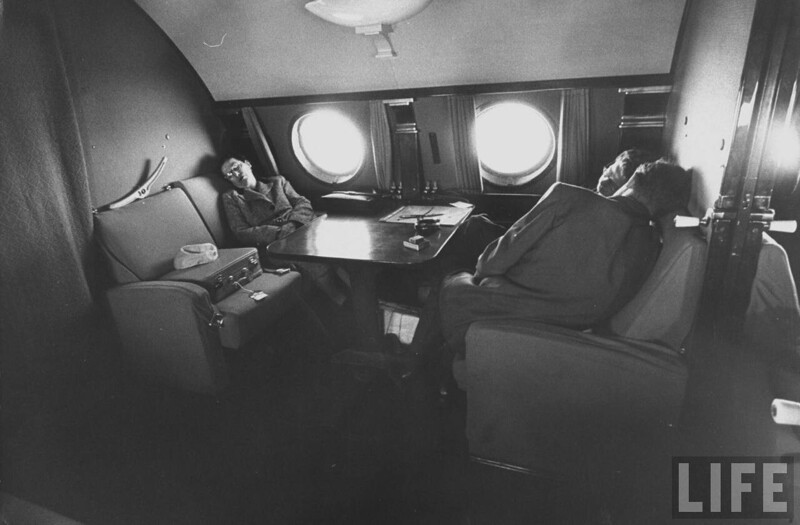 Пассажиры спящие в салоне Ту-104