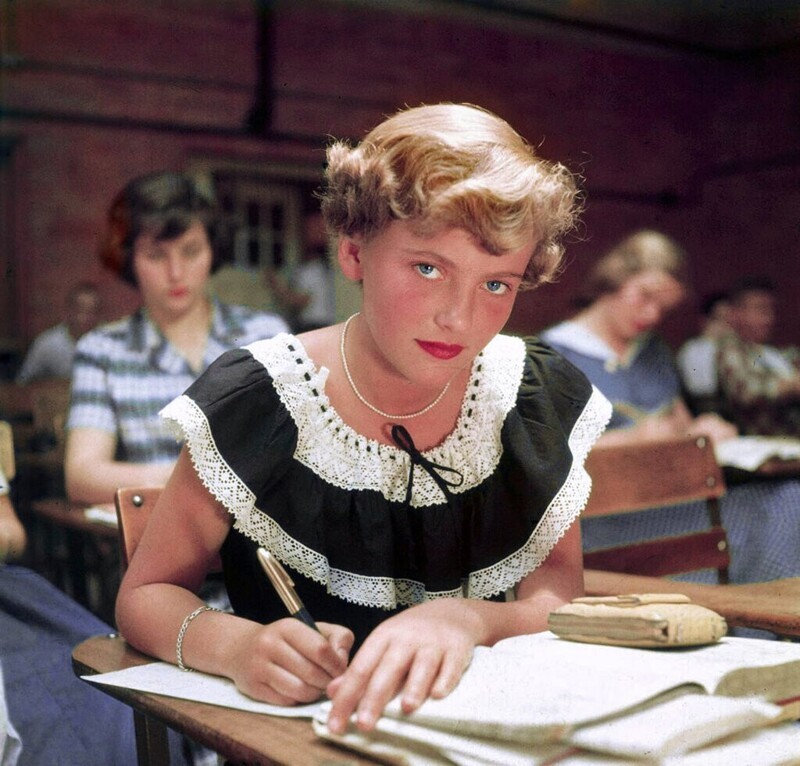 15-летняя старшеклассница Рю Лоуренс в классе в средней школе Нью-Трир недалеко от Чикаго, автор Альфред Эйзенштадт, 1950