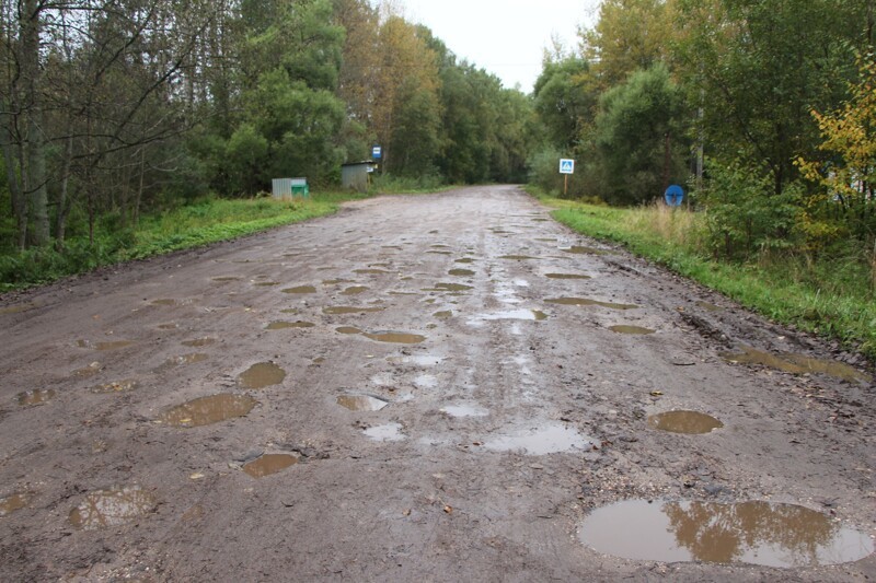 Дороги в этой части Тверской области ужасные, ямы как после бомбежки