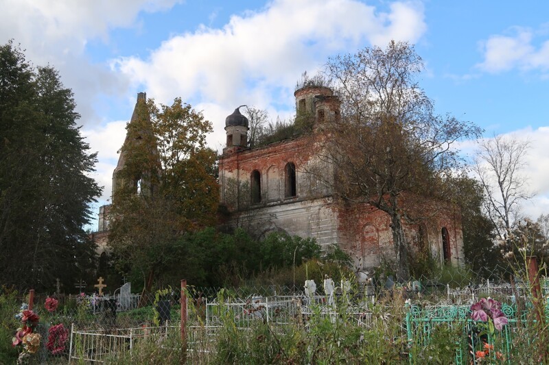 Здесь сохранились руины Покровской церкви 1858 года