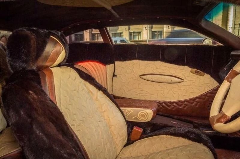 Кастомный двухдверный автомобиль, полностью покрытый кожей бизона