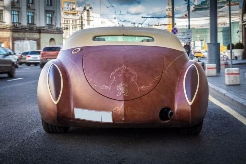 Кастомный двухдверный автомобиль, полностью покрытый кожей бизона