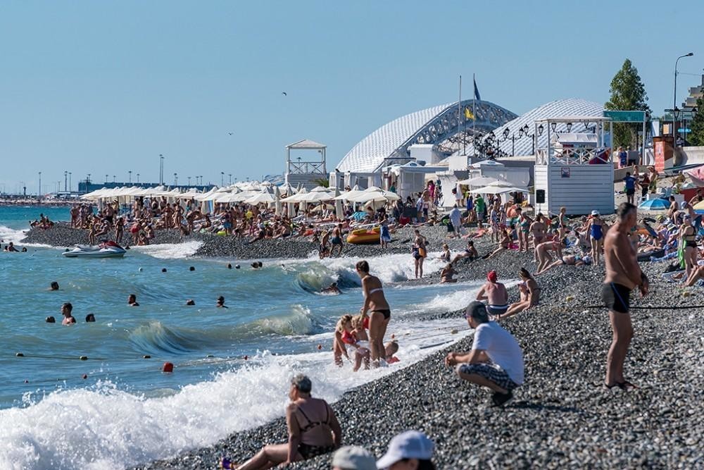 В октябре толпы отдыхающих оккупировали пляжи в Сочи