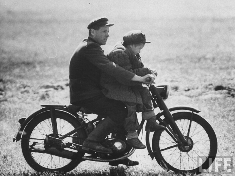 Колхозник с сыном на старом мотоцикле