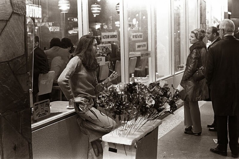Октябрь 1970 года. Нью-Йорк, Таймс-сквер. Продавщица цветов. Фото Nick De Wolf.