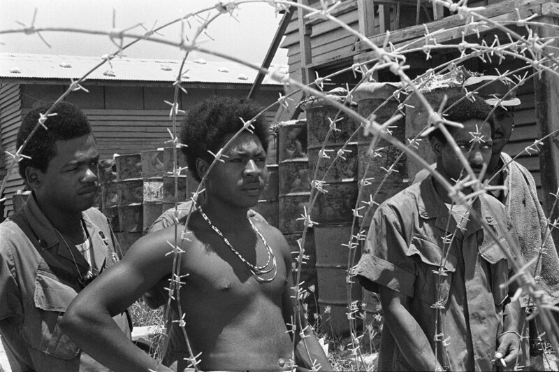 10 октября 1970 года. Вьетнам, сборный лагерь Макдермотт. У забора, разделяющего «черную» и «белую» зоны.