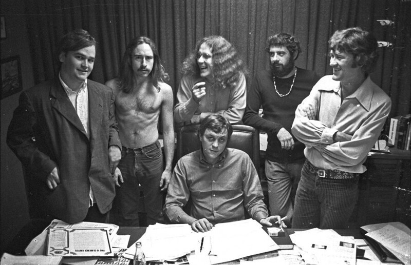 16 октября 1970 года. США, Джорджия. Соучредитель лейбла Capricorn Records Фил Уолден (сидит) и рок-группа Hampton Grease Band.