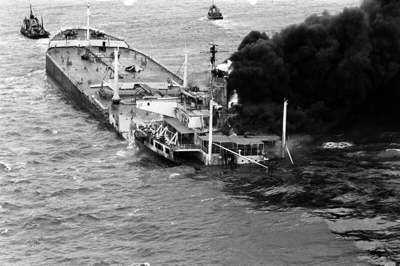 24 октября 1970 года. Плававший под либерийским флагом танкер «Тихая слава» горит у острова Уайт после столкновения с другим танкером.