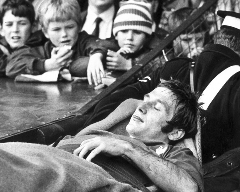 Октябрь 1970 года. Ливерпуль. Получившего тяжелую травму Бобби Грэма уносят со стадиона «Энфилд» во время матча «Ливерпуль» - «Челси».