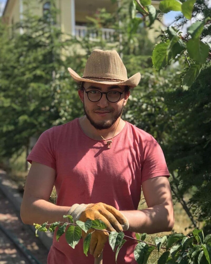 Парень из Турции решил проследить за своими растениями в течение дня