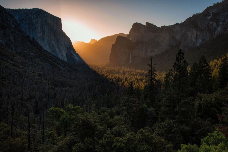 Вид на долину Йосемити в национальном парке Йосемити в Калифорни. Всего на территории штата расположено 8 национальных парков и 87 парков штата. (Фото Bill45):